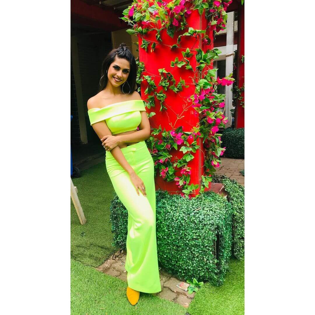 Aditi Sarangdhar Cool,Breezy & Ethnical Outfit Looks: Vibrant Outfit & Look 