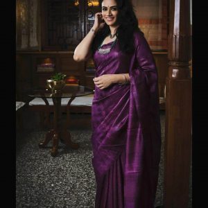 Girija Oak Fabulous Ethnic & Traditional Fashion Looks & Outfits: Dazzling Purple Saree Outfit 