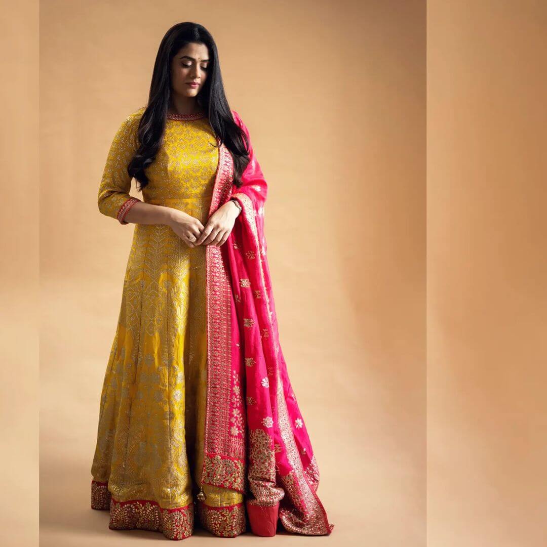 Girija Oak Ethnic Fashion Looks And Outfits