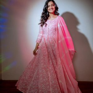 Hruta Durgule Amazing Traditional & Western Outfits & Looks: Ethnic & Traditional Outfit 