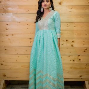 Hruta Durgule Amazing Traditional & Western Outfits & Looks: Kurta Outfit 