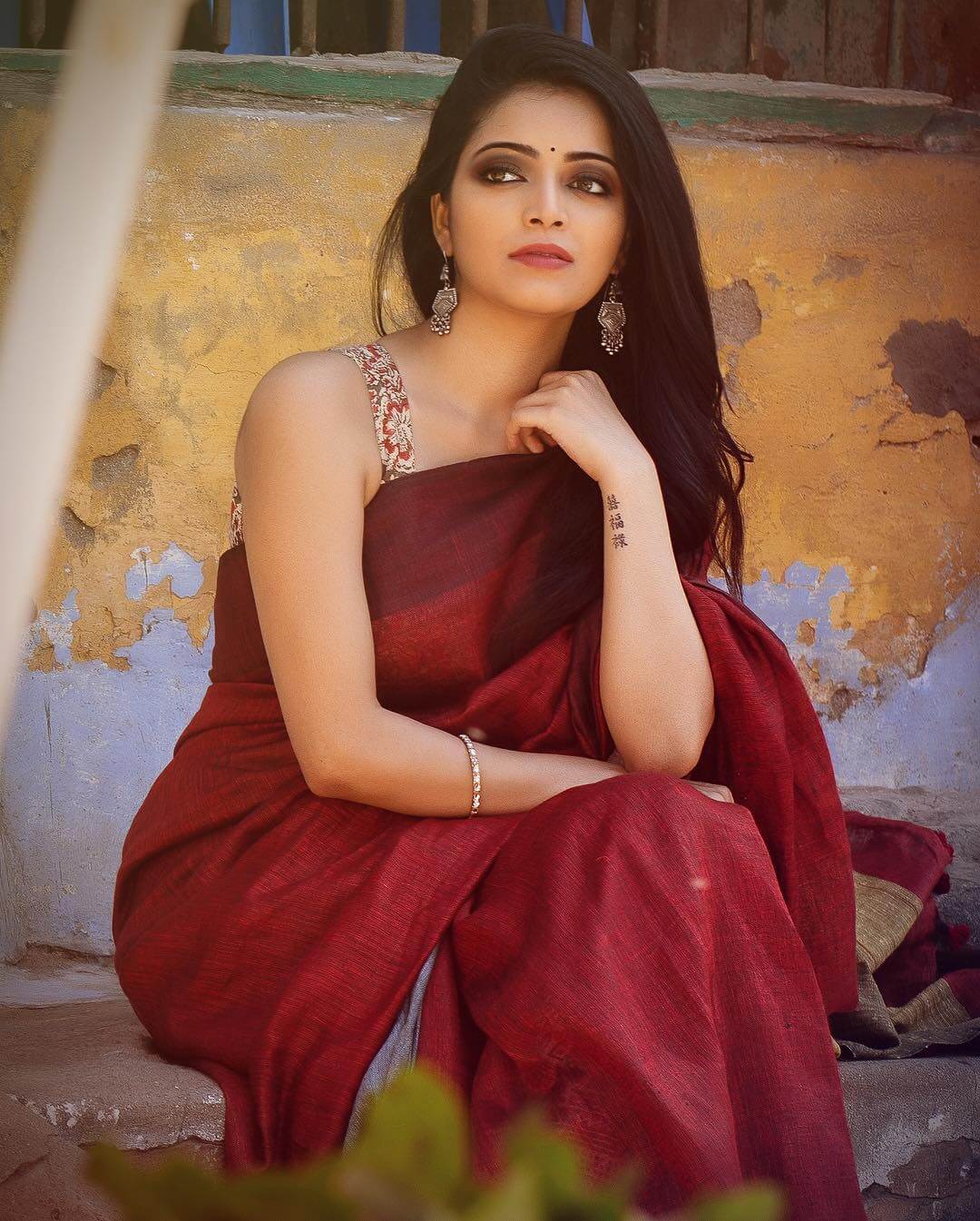 Janani Iyer In Marron Solid Saree With White & Brown Printed Sleeveless Blouse