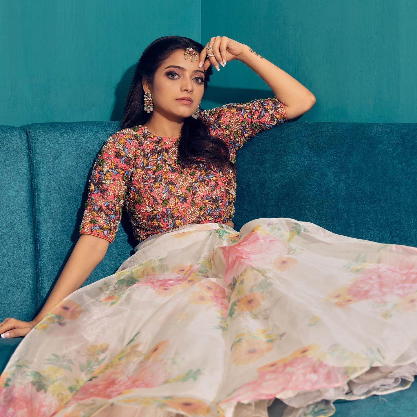 Janani Iyer In White Floral Print Orgenza Silk Skirt With Floral Embroidered Multicolour Blouse