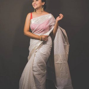 Mrunmayee Deshpande Traditional & Ethnic Looks & Outfit: Chic & Classy Outfit & Looks