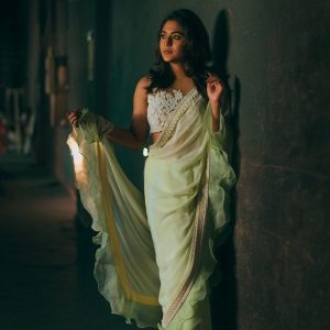 Mrunmayee Deshpande Traditional & Ethnic Looks & Outfit: Traditonal & Ethnic Saree Outfit 