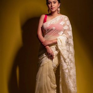 Mrunmayee Deshpande Traditional & Ethnic Looks & Outfit: Traditional Saree Outfit 