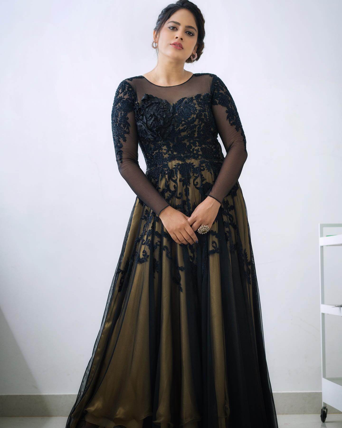 Nandita Swetha Stunning Look In Olive & Black Full Sleeves Gown