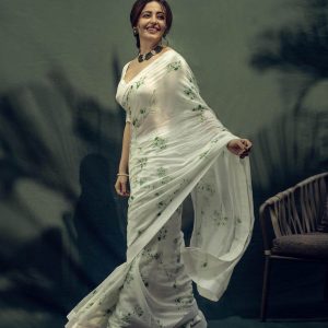 Neha Pendse Comfy & Fabulous Outfits & Looks : Classy & Elegant Saree Outfit & Look 
