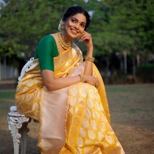 Pooja Sawant Stunning Outfits & Looks : Traditional Saree Outfit & Looks 