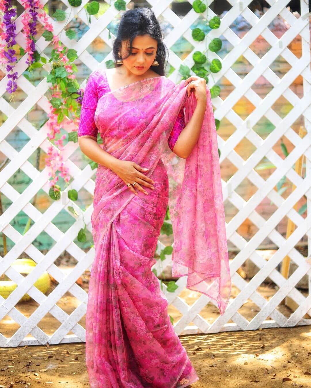 Prarthana-Behere-Breezy-Look-In-Pink-Floral-Saree-Outfit - K4 Fashion