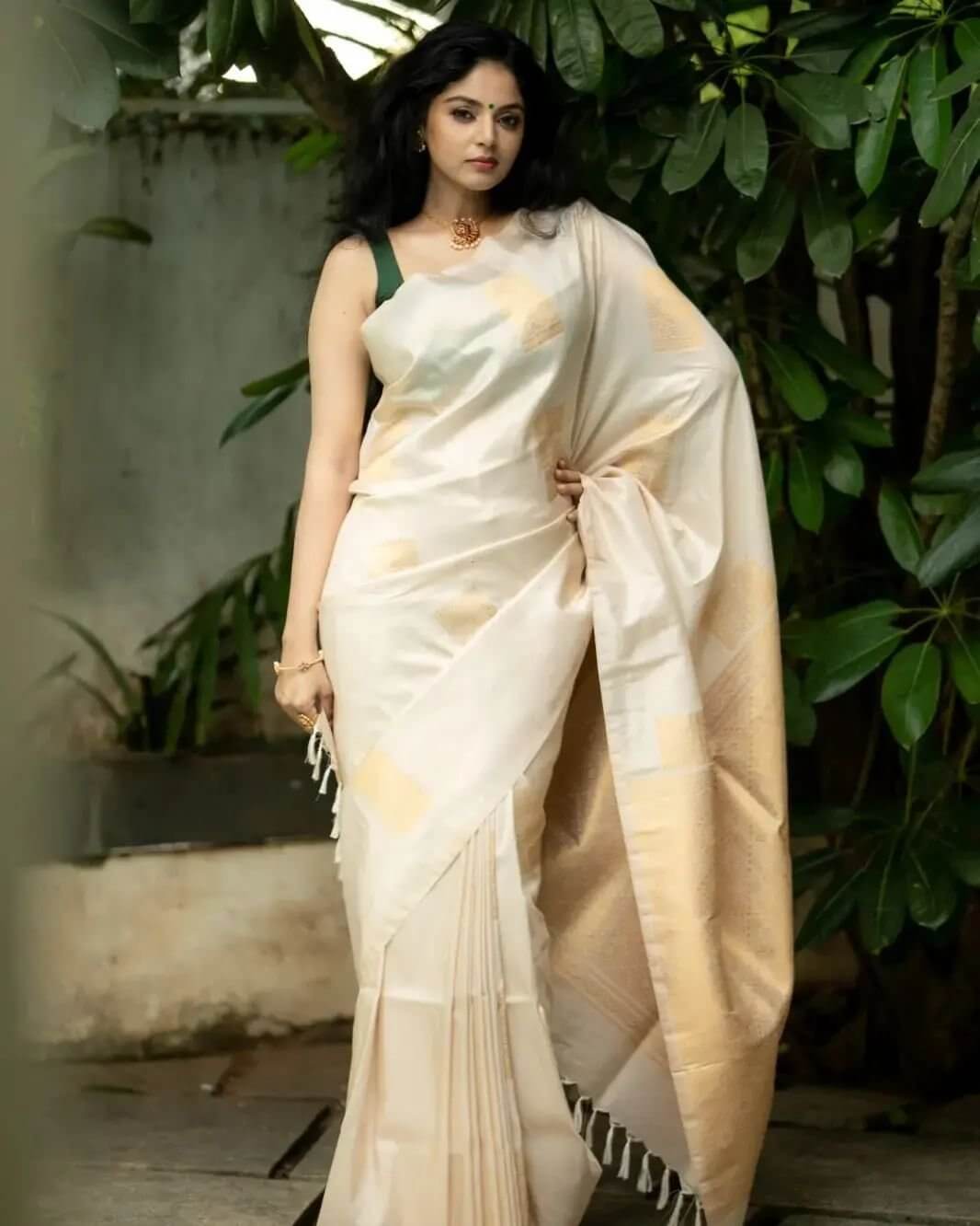 Sanam Shetty In Off White Silk Saree Paired With Sleeveless Green Blouse