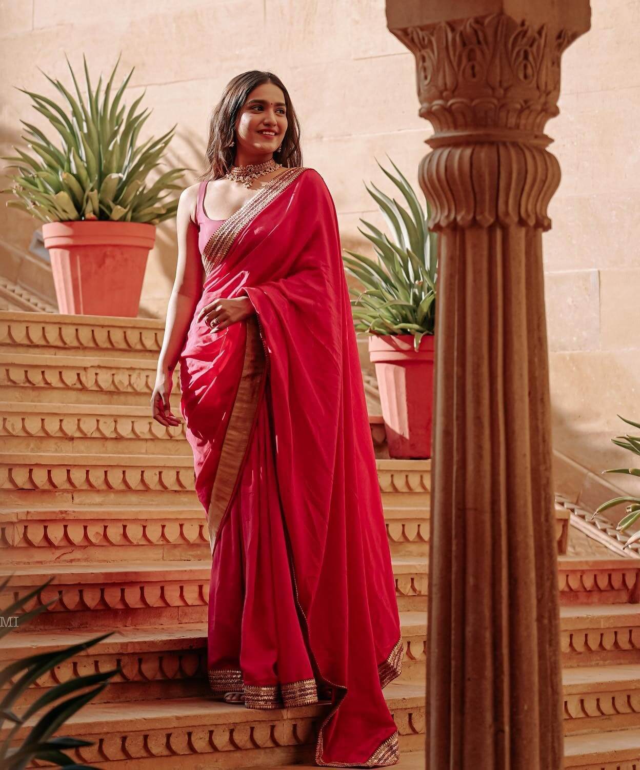 Saniya Iyappan Look Stunning In Red Saree With Sleeveless Blouse