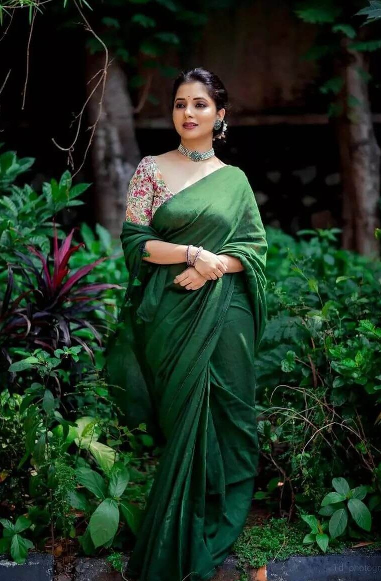 Sayali Sanjeev Chic & Classy Look In Plain Green Saree Paired With Floral Print Off-White Blouse