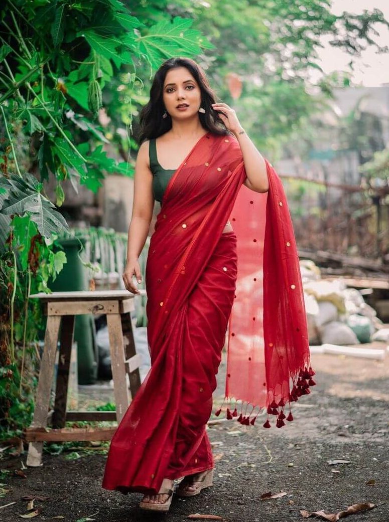 Sayali Sanjeev Tempting Look In Cotton Red Saree Paired With Sleeveless Green Blouse