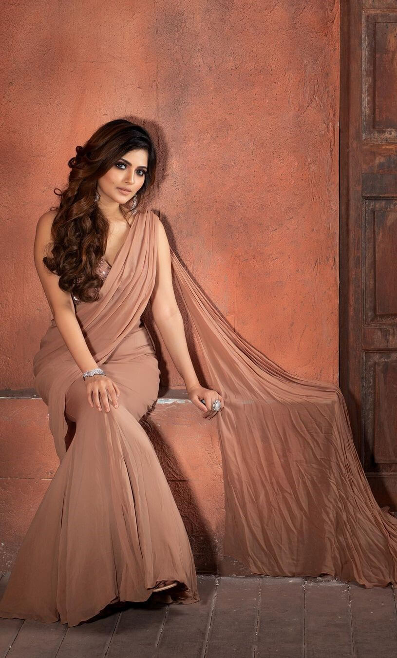 Shirin Kanchwala Chic & Classy Look In Beige Solid Saree With Sleeveless Blouse