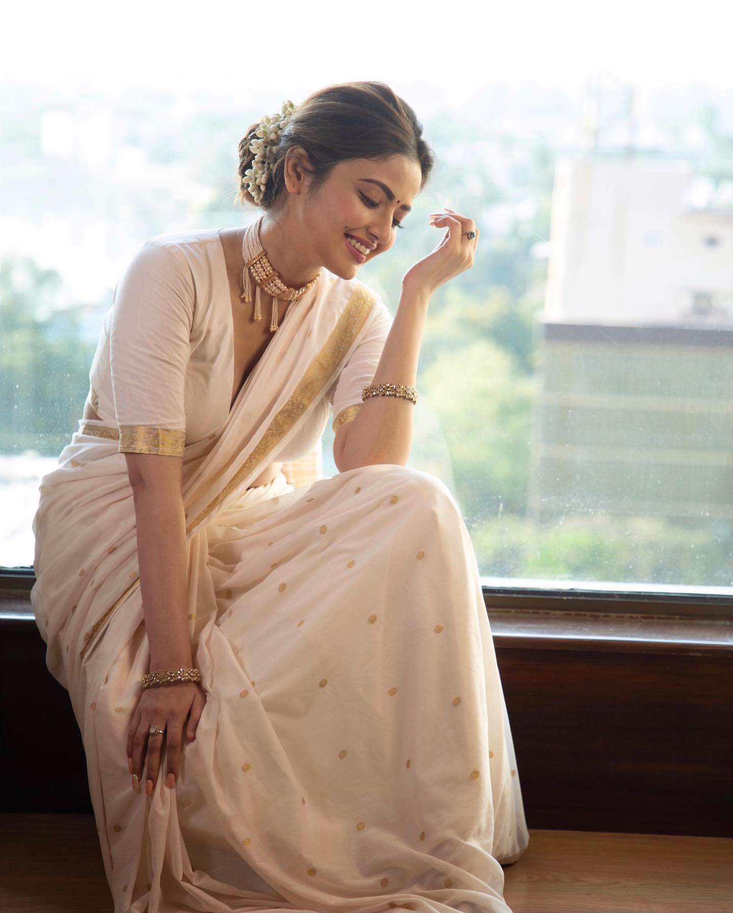Shirin Kanchwala Elegant Look In White Zari Woven Silk Saree With V-Neck Blouse