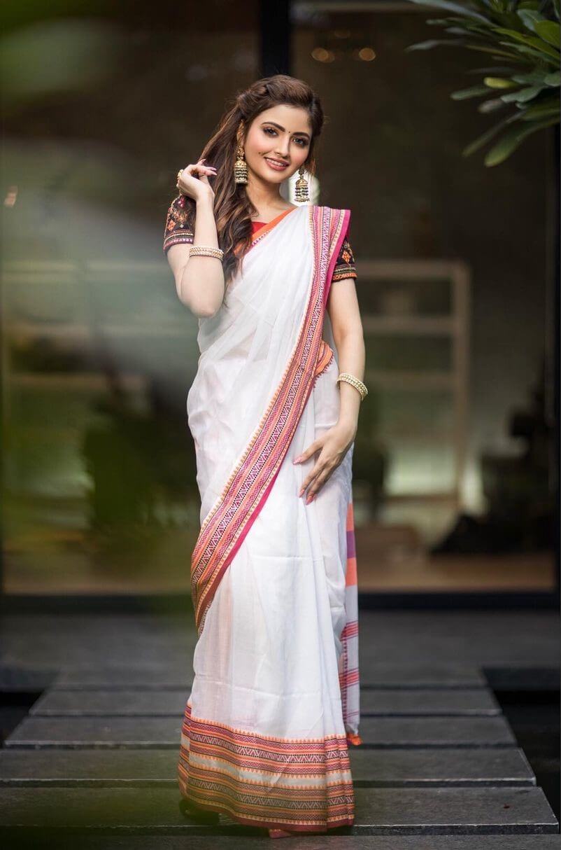Shirin Kanchwala Simple Look In White Saree With Red Border