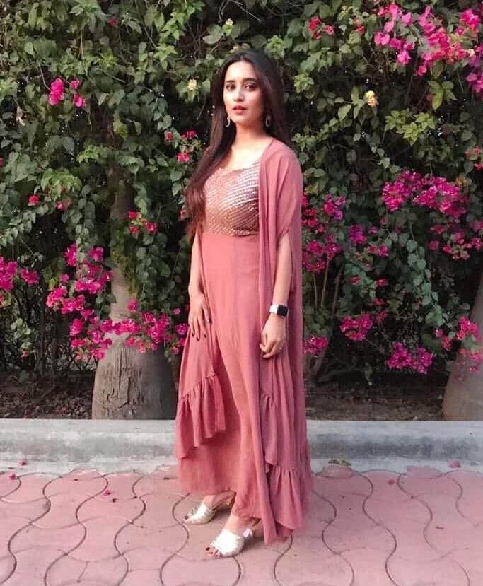 Shivani Surve Look Gorgeous In Dusty Pink Embroidered Maxi Tunic With Jacket Outfit