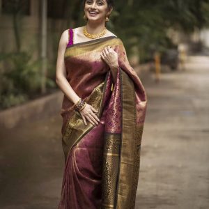 Shruti Marathe Mesmerizing Outfits & Looks : Traditional & Ethnical Outfits & Looks 