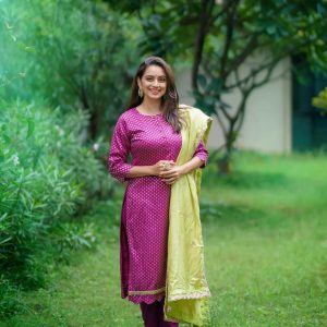 Shruti Marathe Mesmerizing Outfits & Looks : Ethnic Outfits & Looks 