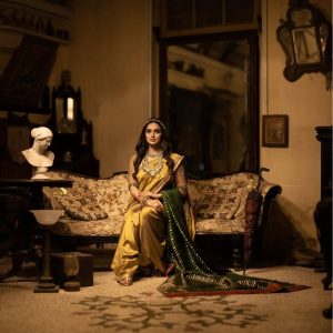 Shruti Marathe Mesmerizing Outfits & Looks : Traditional Outfits & Looks 
