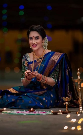 Smita-Gondkar-Look-Beautiful-In-Peacock-Blue-Nauvari-Saree - K4 Fashion
