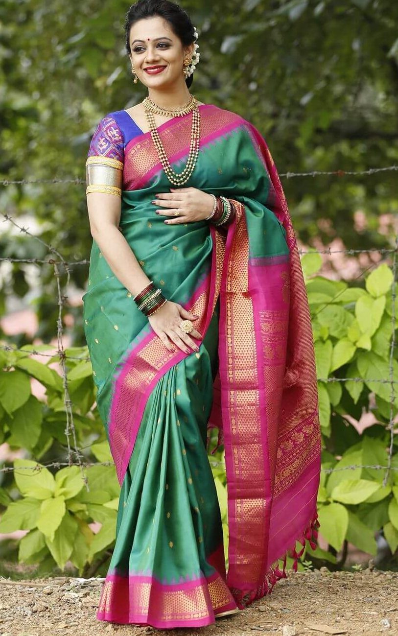 Spruha Joshi In Green & Pink Silk Saree Paired With Purple & Pink Blouse
