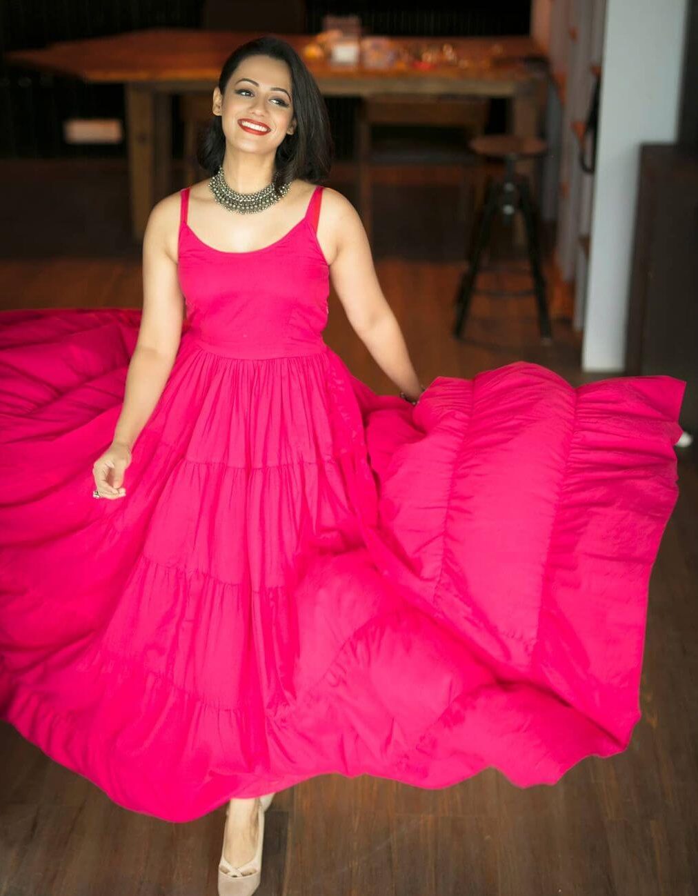 Spruha Joshi Mesmerizing Look In Solid Pink Sleeveless Dress