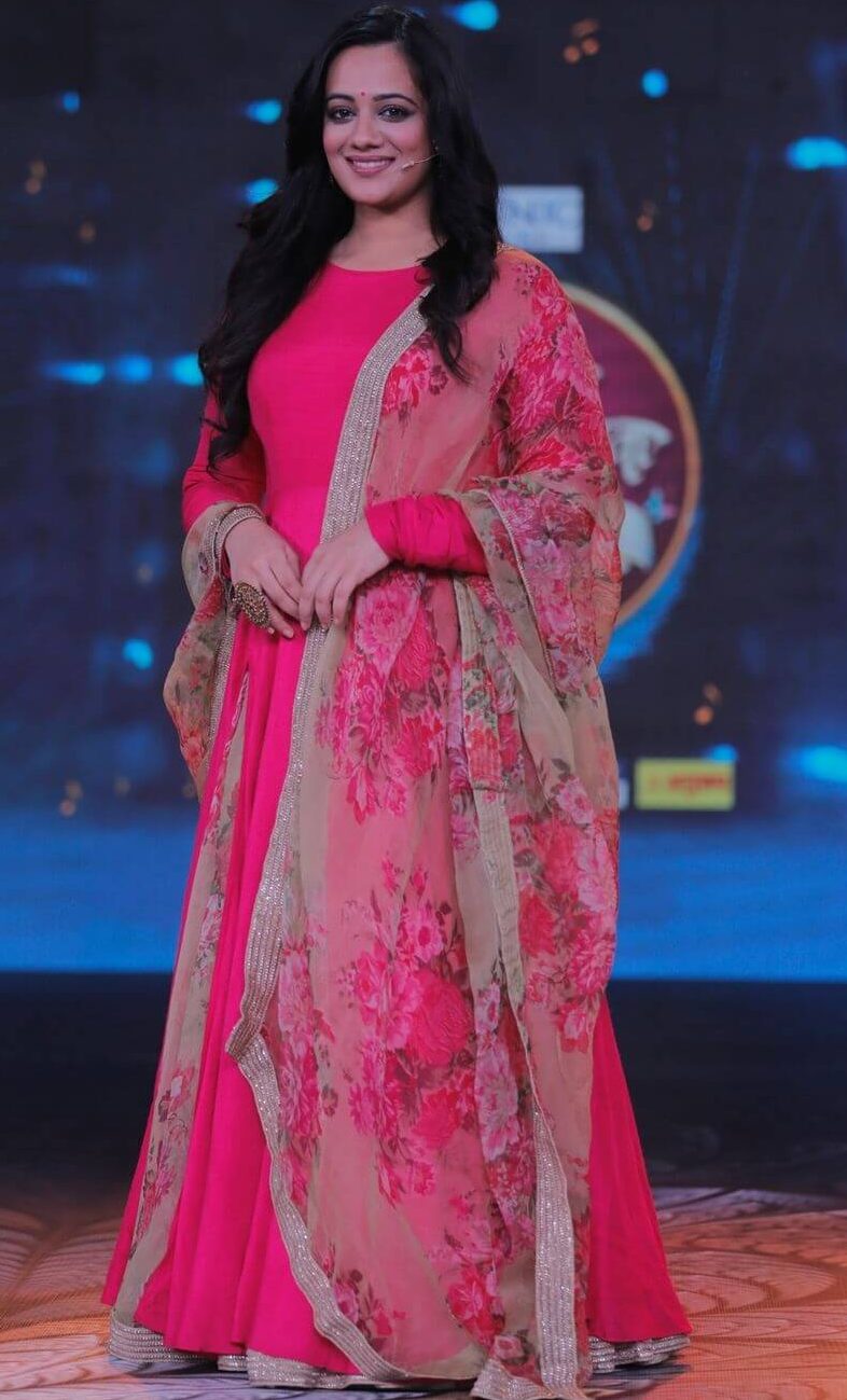 Spruha Joshi Ravishing Look In Hot Pink Solid Gown With Floral Print Dupatta