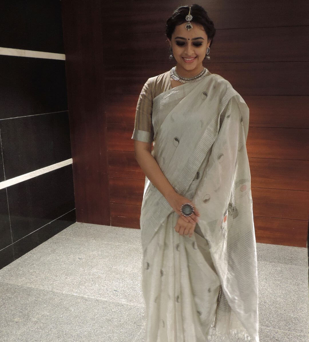 Sri Divya In Ivory Silk & Cotton Blend Saree Paired With Oxisidized Jewellery