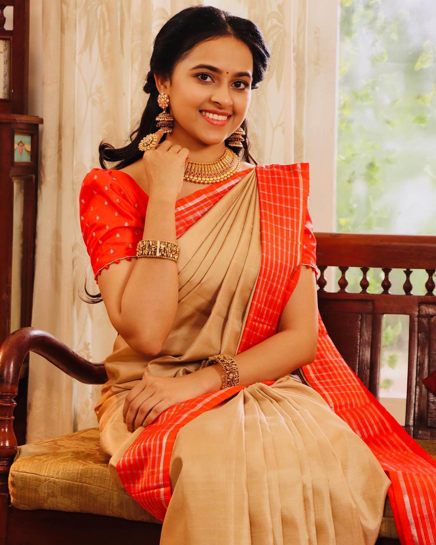 Sri Divya Look Beautiful In a Beige & Red Silk Saree Paired With Gold Jewellery