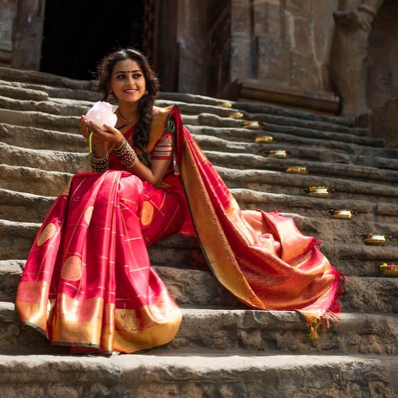 Sri Divya Look Ravishing In Red & Green Silk Saree