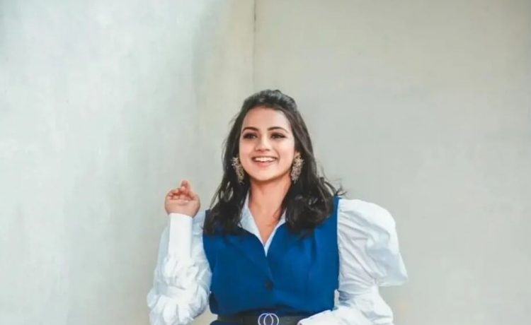 Sruthi Hariharan Dapper Look In Blue Co-Ord Set With White Puffed Full Sleeves Blouse