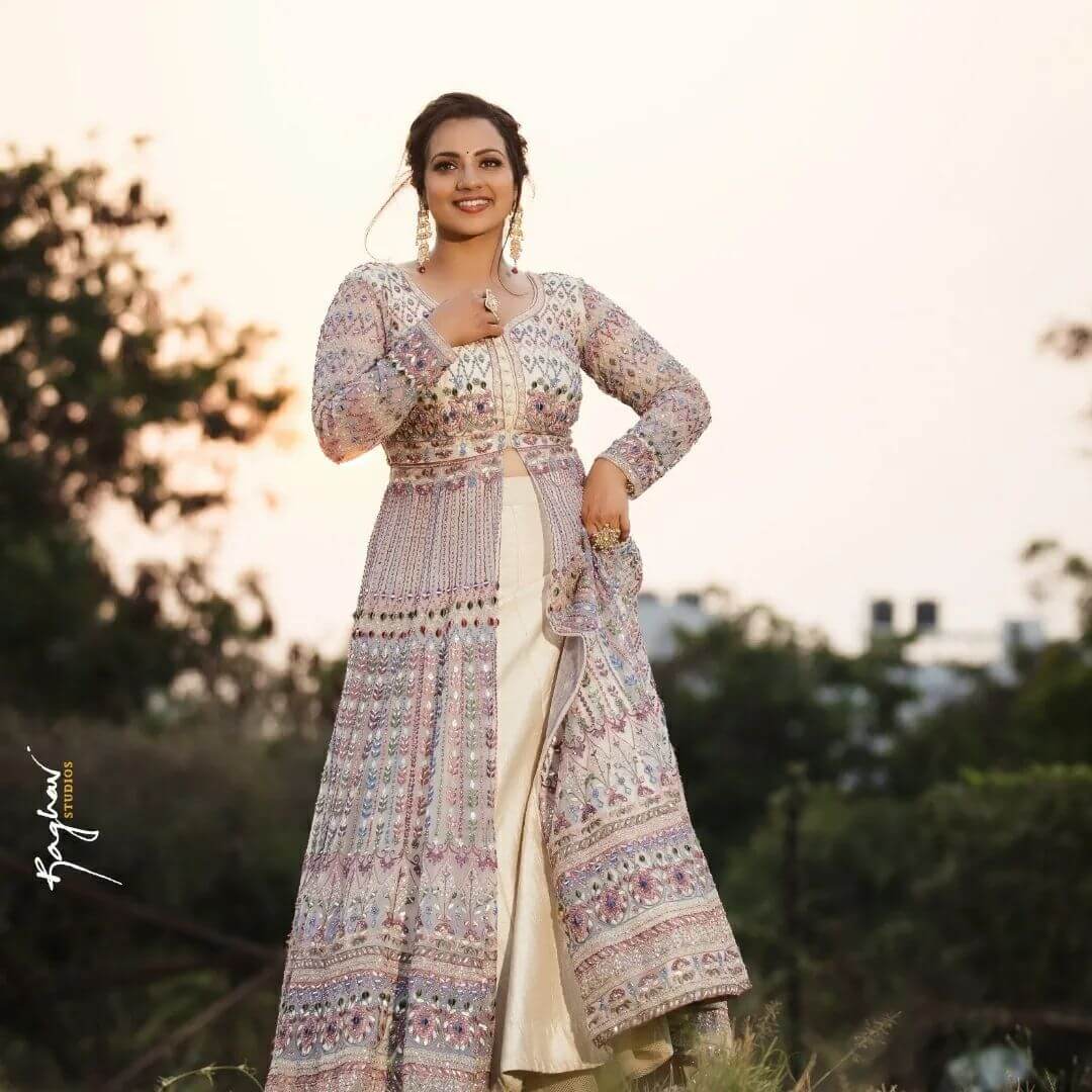 Sruthi Hariharan Dazzling Look  in Beige Resham Embroidered Silk Jacket Lehenga