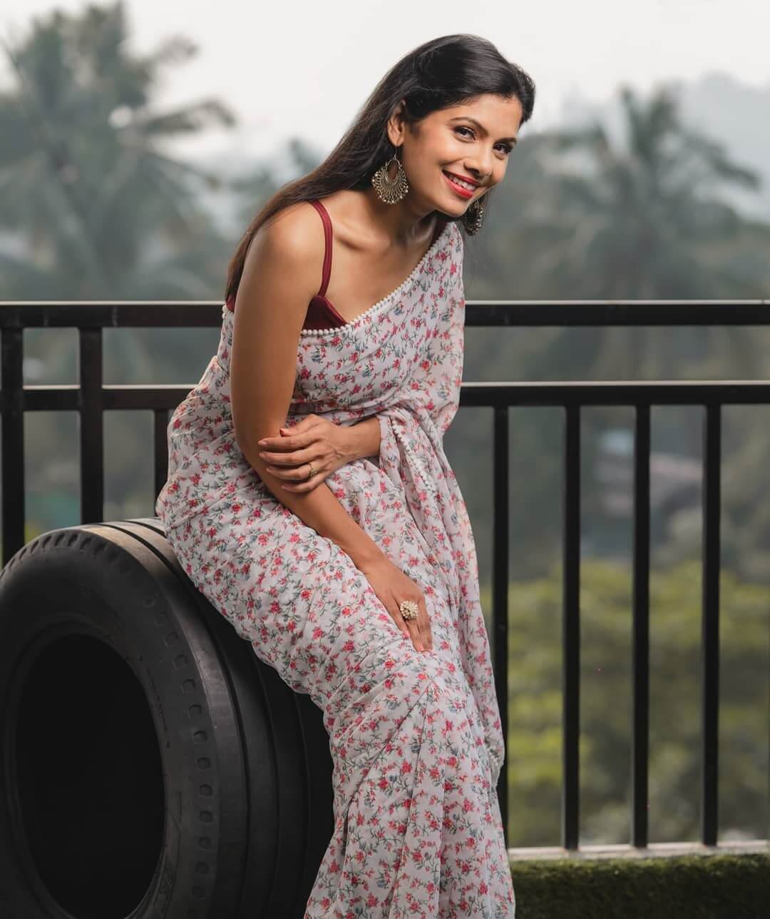 Suruchi Adarkar Charming Look In Grey Floral Print Saree Paired With Single Strip Velvet Blouse