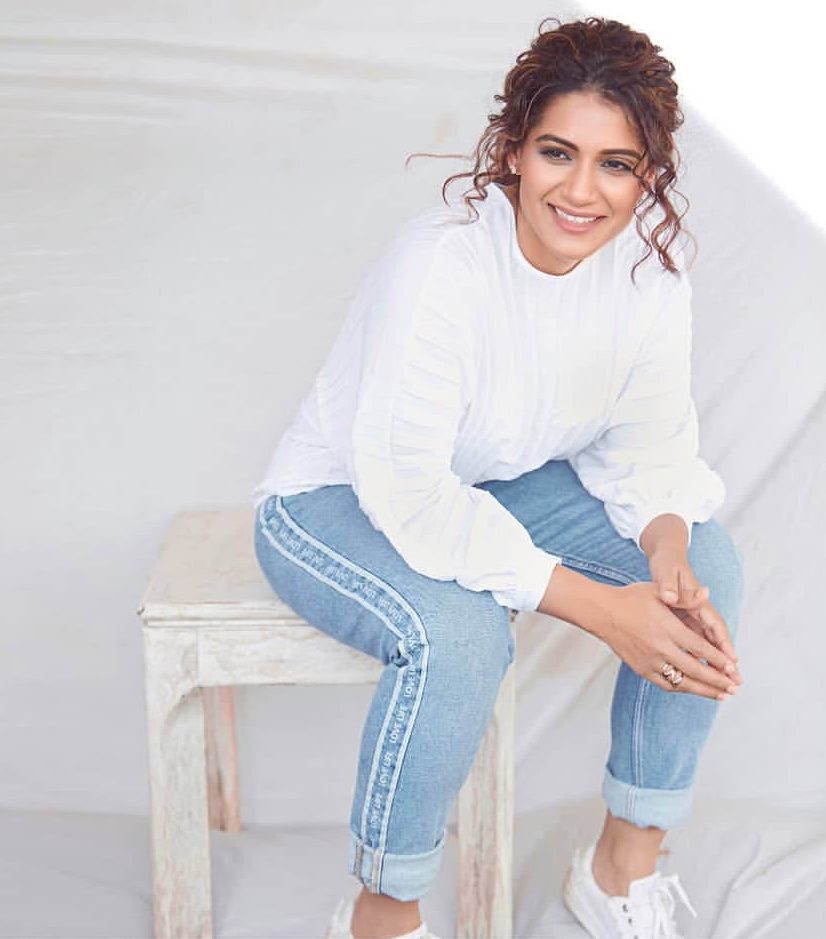 Urmila Kanetkar Slaying Casuals In White Sweatshirt With Slim Fit Jeans & White Sneakers