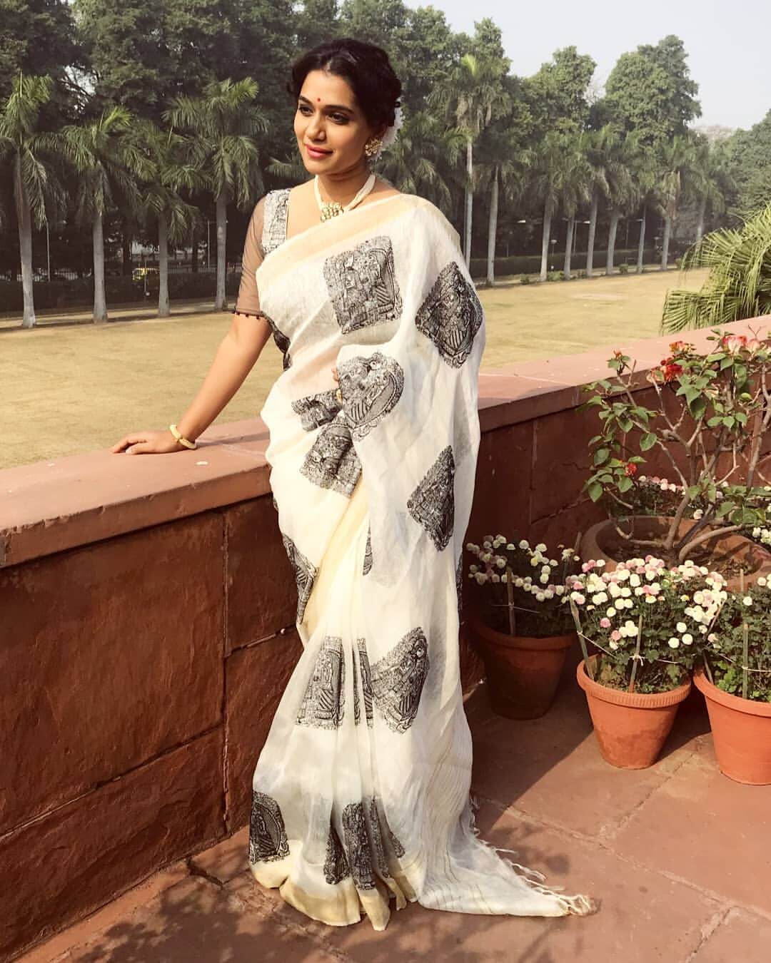 Urmila Kanetkar Gorgeous Outfits And Looks