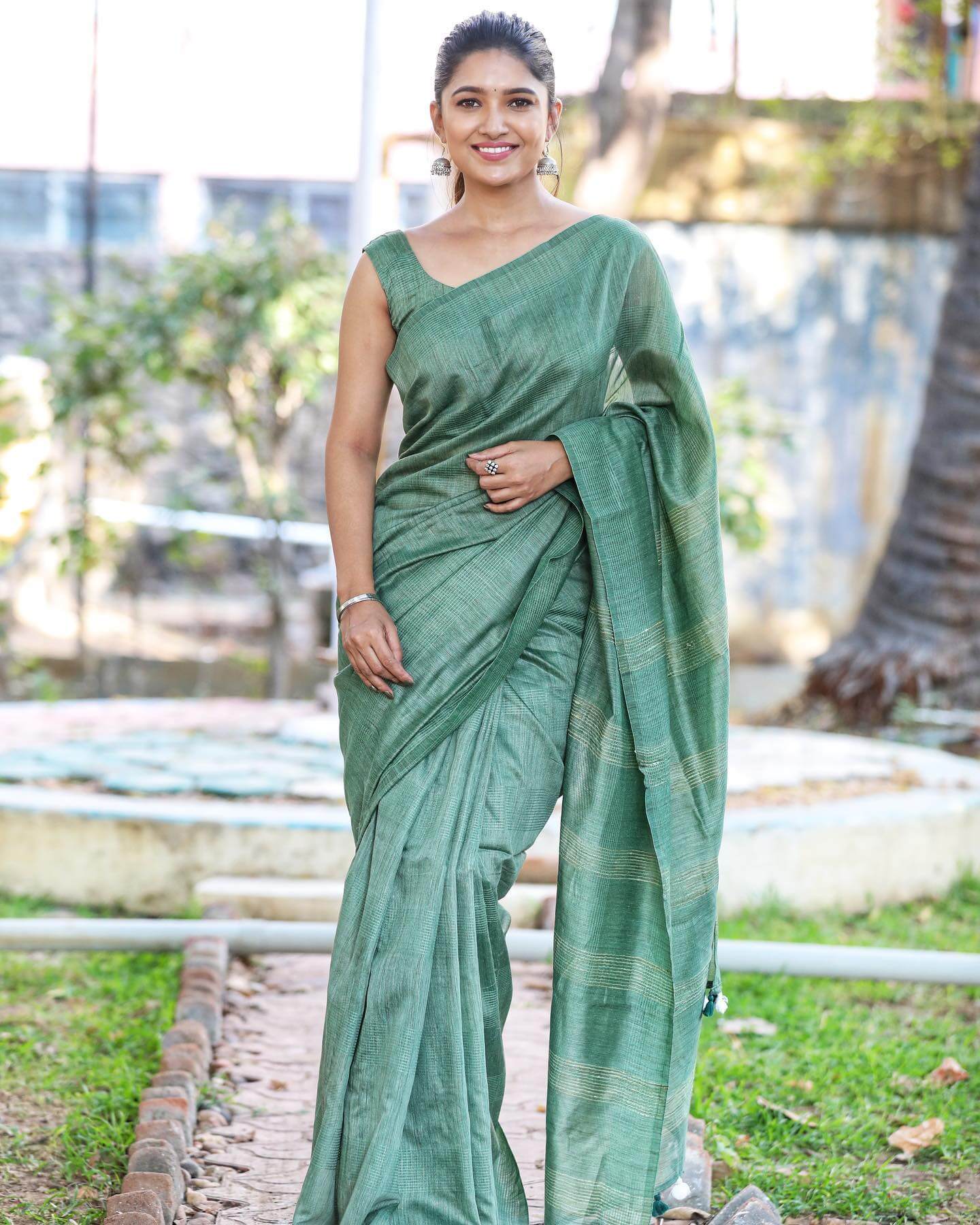 Vani Bhoja Chic & Classy Look In Green Solid Saree With Sleeveless Blouse