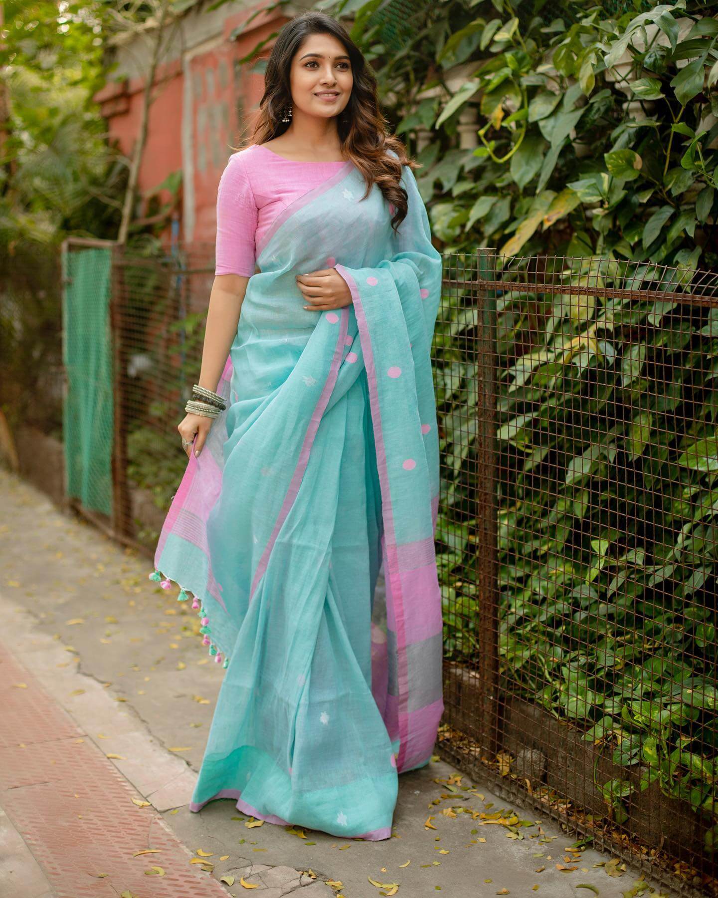 Vani Bhoja Simple & Clean Look In Blue & Pink Cotton Saree With Pink Blouse
