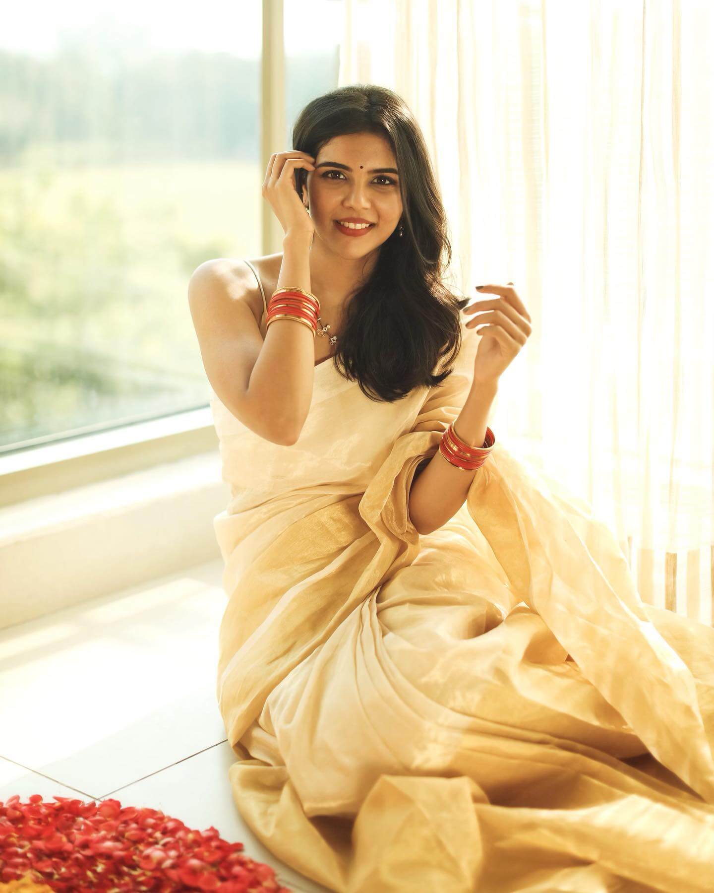 Kalyani Priyadarshan Simple & Elegant Look In Off White Solid Saree