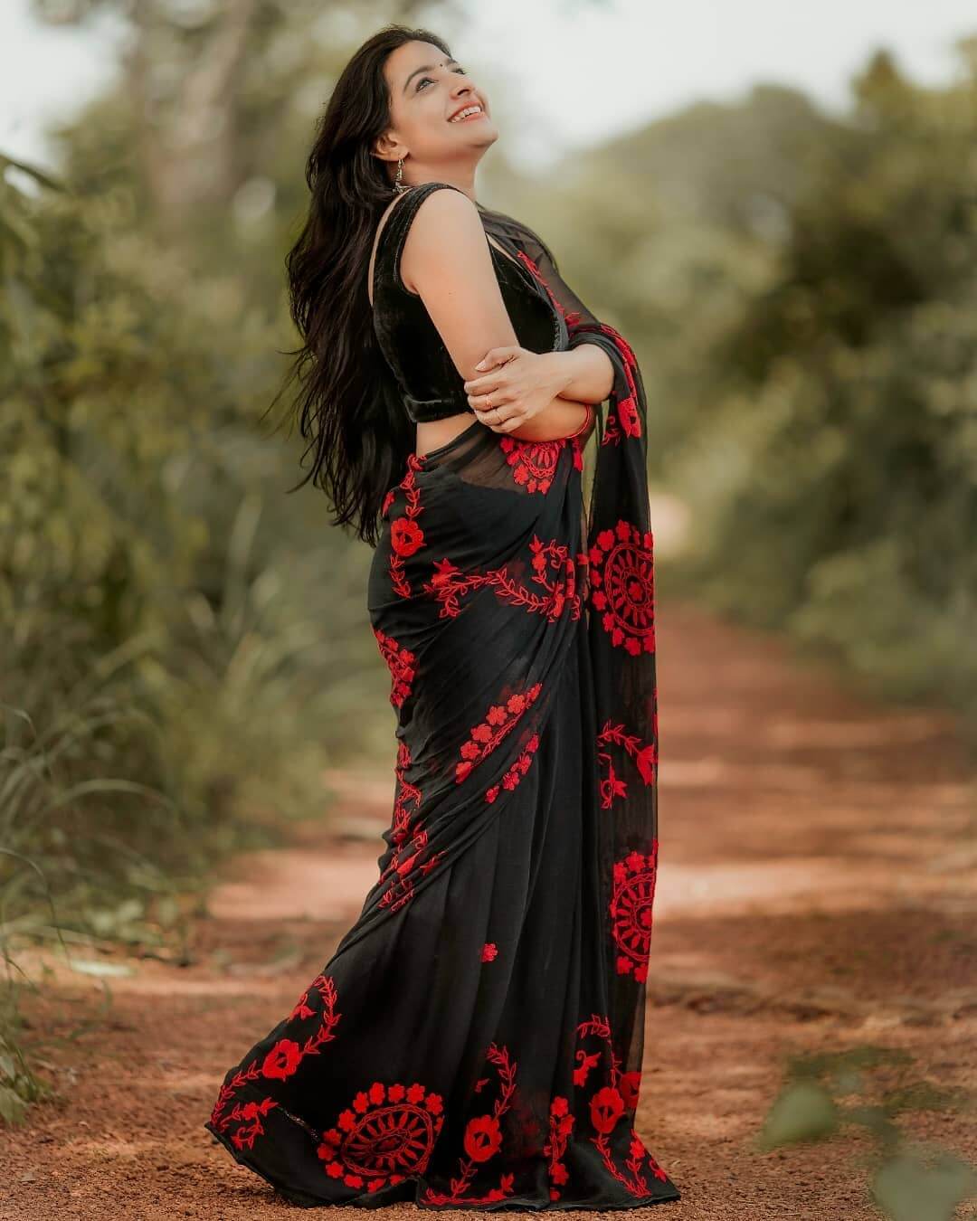 Alphy Panjikaran Look Beautiful In Black & Red Embroidered Saree With Sleeveless Velvet Black Blouse