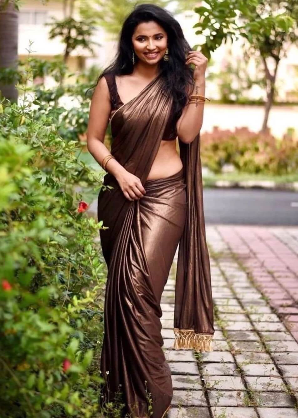Anicka Vikraman Look Hot In Golden Brown Metallic Saree With Sleevless Blouse