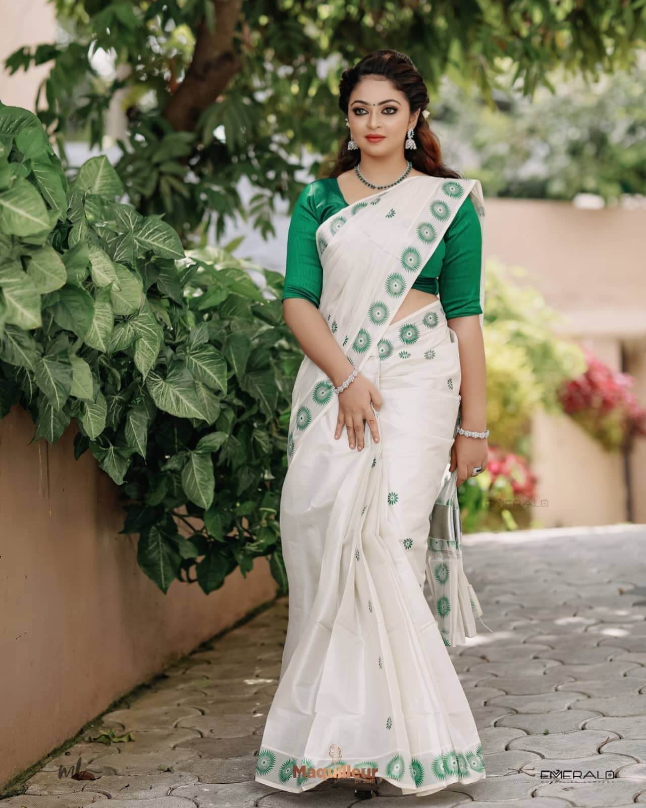 Arundhathi Nair In White Cotton Blended Saree With Green Blouse Look Elegant