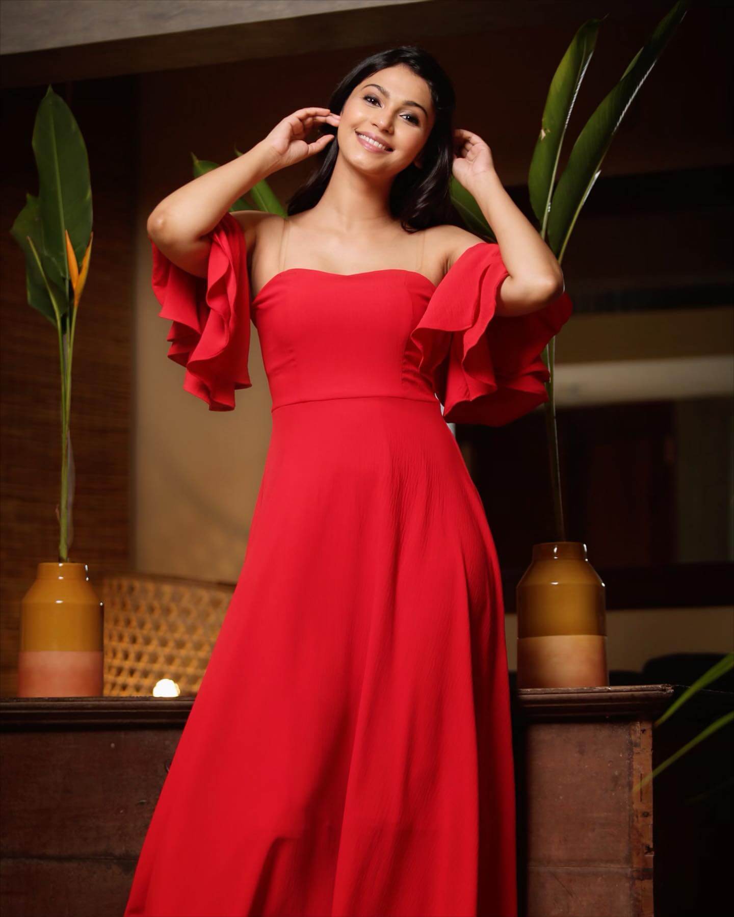 Darbar Fame Shamata Anchan In Hot Red Sweetheart Neckline Off Shoulder Dress Perfect Date Look Inspo