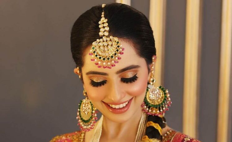 Elegant and Timeless: Golden Shimmery Eye Makeup for the Bride's Wedding Day