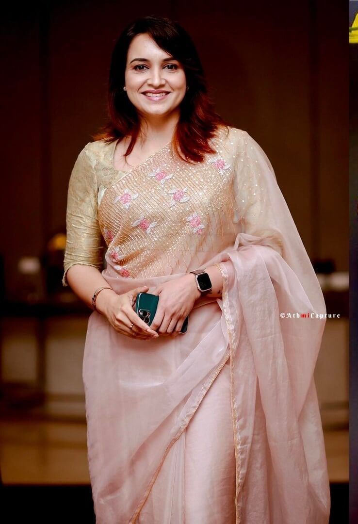 Lenaa Kumar Elegant & Simple Look In Dusky Pink Sequined Saree With Golden Blouse
