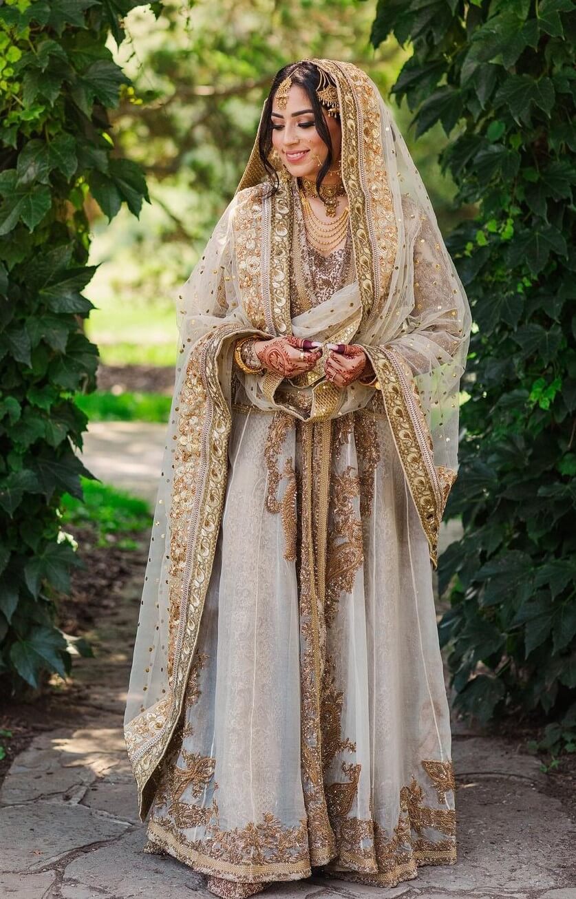 Mesmerizing Style: The Perfect Outfit for the Wedding Season