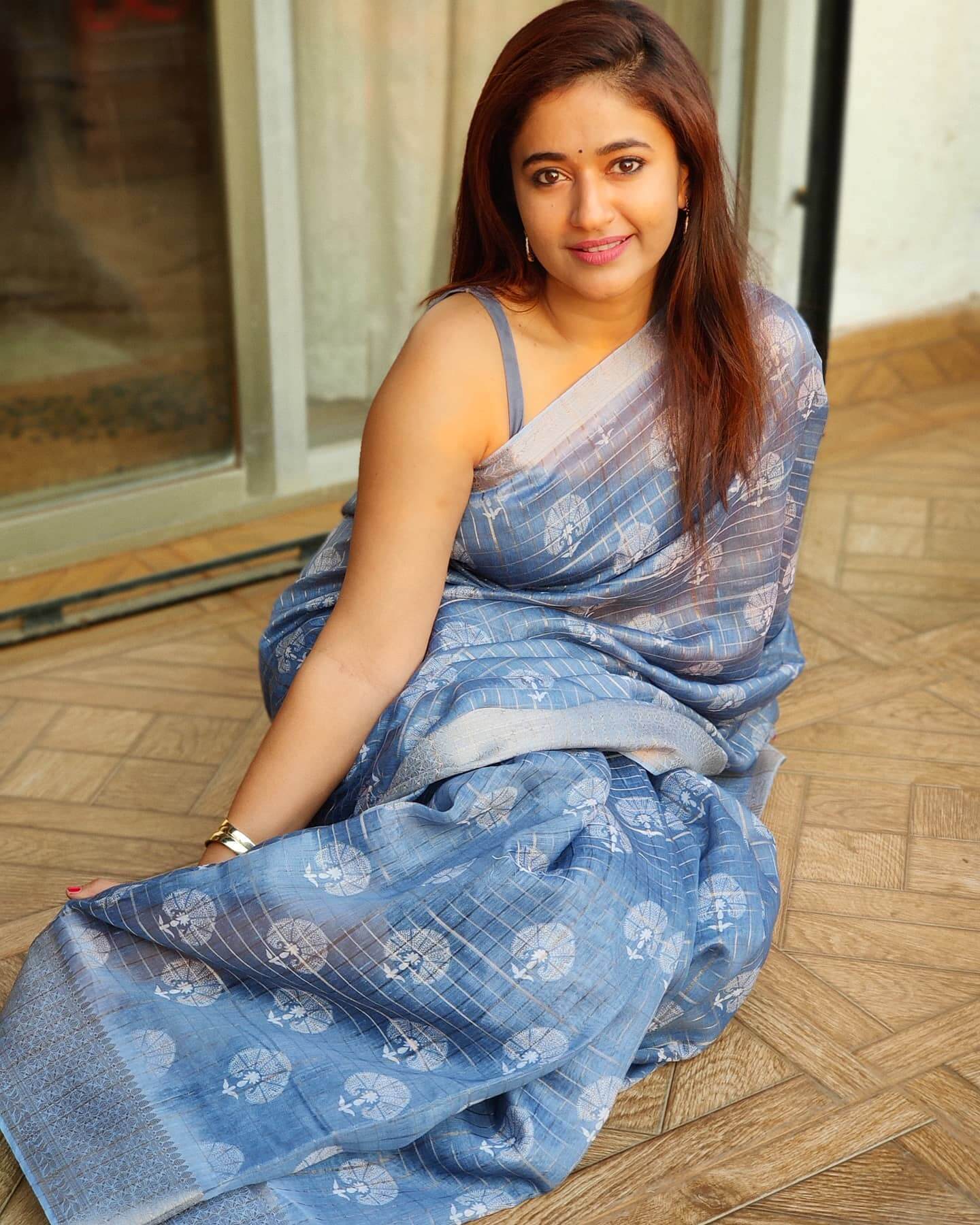 Miss Pune Poonam Bajwa In Blue Printed Saree Paired With Blue Spaghetti Strap Blouse