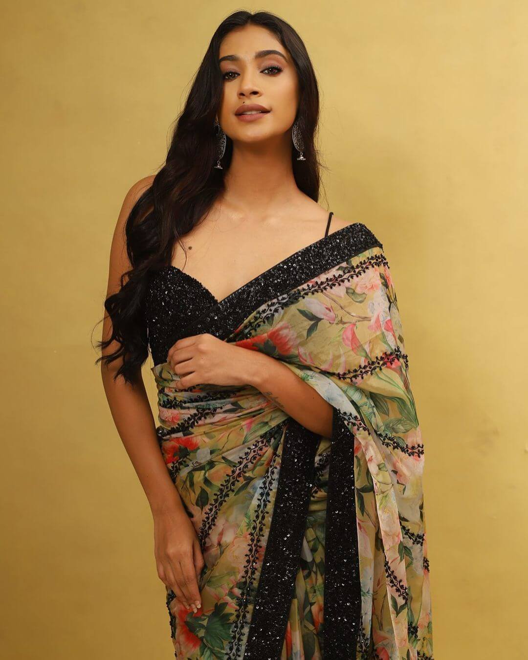 Miss Tamil Nadu 2018 Anukreethy Vas In Floral Printed Black Glittery Border Saree Paired With Black Shimmery Sweetheart Neckline Sleeveless Blouse