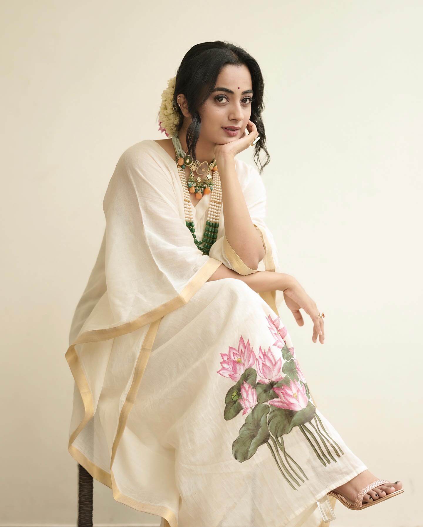 Namitha Pramod Vintage Look In White Lotus Printed Kaftan Kurta With Fabulous Jewellery Set